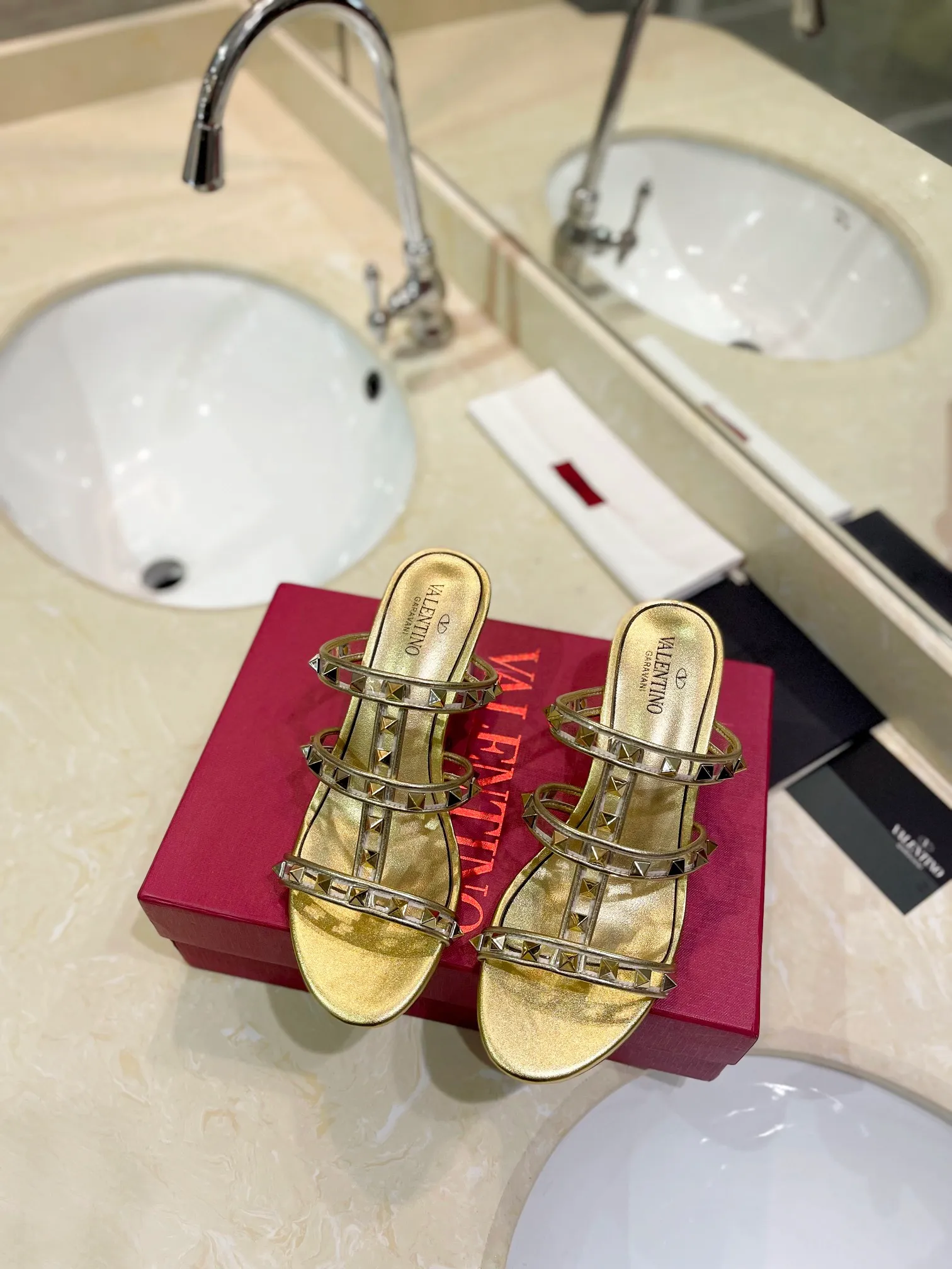 👟👟Ex-factory price 500👟👟 𝑉𝐴𝐿𝐸𝑁𝑇𝐼𝑁𝑂 Valentino ♡ͥ | ²º²⁴💫Purchasing agent level🔍Same color The classic king-shaped slippers with crystal heels are also so beautiful The particularly high-quality hardware brings out a full sense of high-end. After putting it on your feet, you will be stunned and look super slim! The new season lives up to expectations! Worth buying ★Imported cowhide is absolutely high-grade ❥Original method is absolutely sensual ❥Elegant style creates a different feeling🙈 Simple temperament style!  ♡ show bdetails ———————————— ⊿▸: Size｜35-40 (customized at 40.41.42) ⊿▸: Material｜Imported sheepskin + Pvc ⊿▸: Material | Padded sheepskin ⊿▸: Material | Italian🇮🇹 genuine leather outsole ⊿▸: Heel height｜6cm